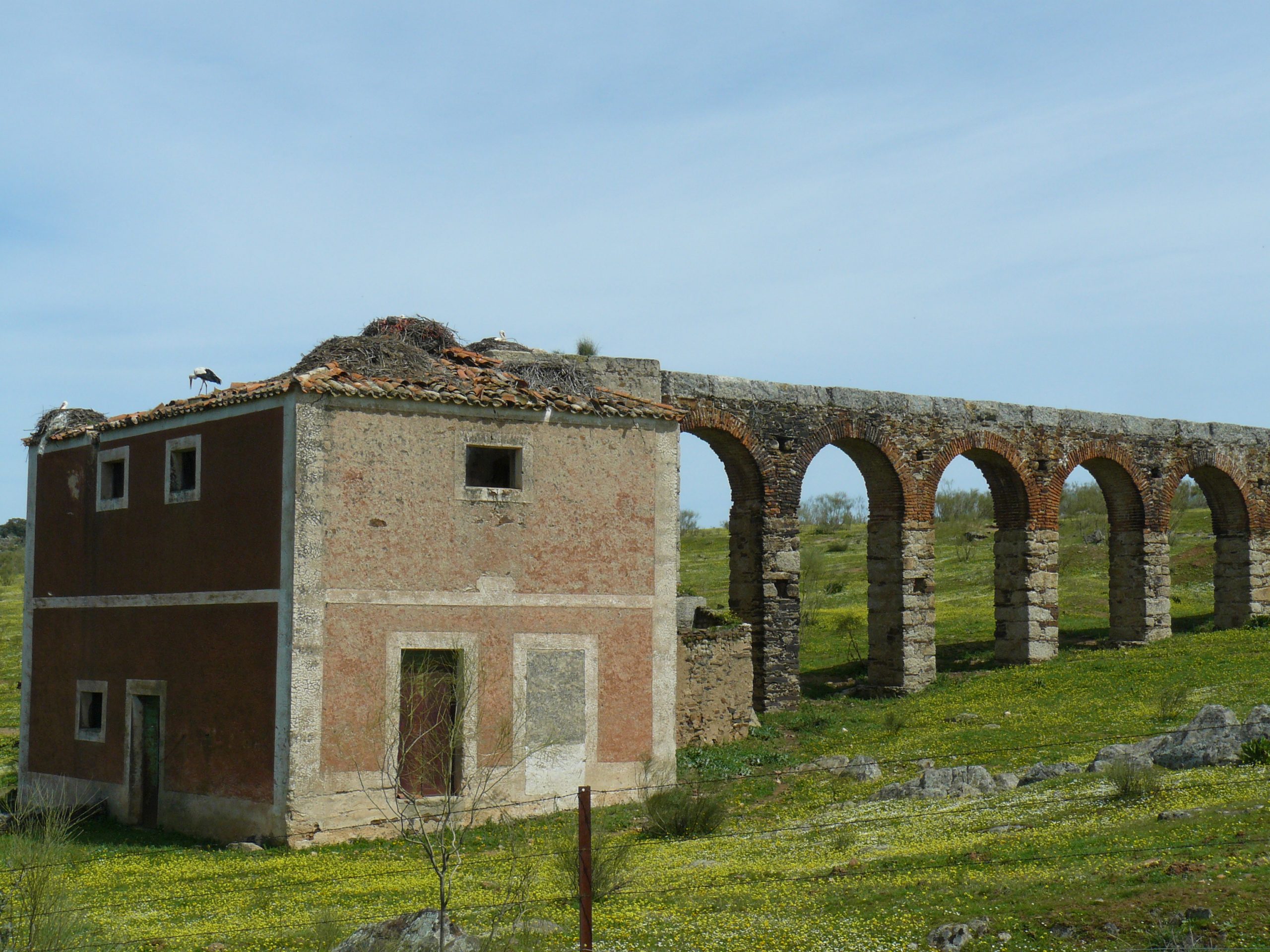 Huis, aquaduct en ooievaarsnesten